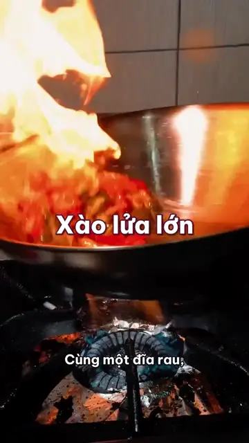 Xào lửa lớn: vì sao rau xào ở quán xanh giòn, còn ở nhà lại ra một chảo nước