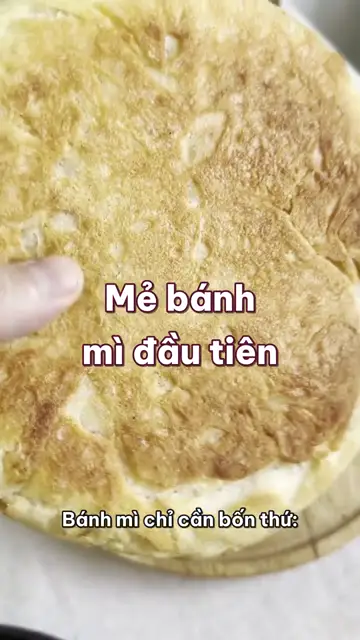 Mẻ bánh mì đầu tiên: năm trăm gam bột, nước ấm vừa tay, thử màng bột và đợi nguội mới cắt