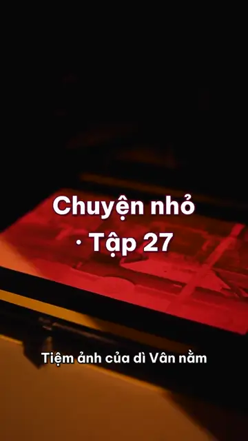 Ngăn kéo phim không ai lấy ở tiệm ảnh, và cuộn số chín chụp căn nhà có mười hai thùng giấy