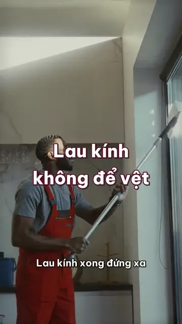 Lau kính xong nắng chiếu vào lại hiện vệt loang: chọn lúc trời râm, hai chiếc khăn và gạt hình chữ S