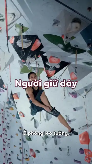Lần đầu leo tường trong nhà: học giữ dây cho người lạ trước, và cú ngã có chủ đích