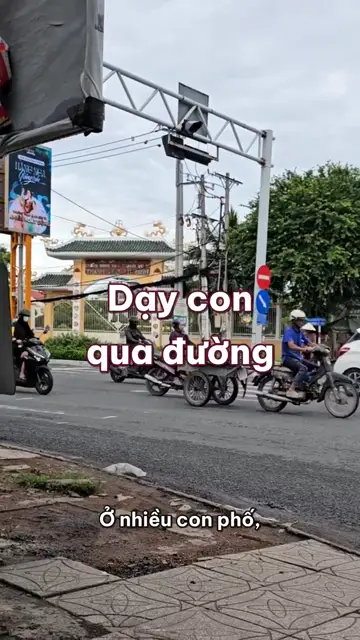 Dạy con qua đường: vì sao trẻ dưới mười tuổi cần người lớn đi cùng, nhìn trái phải trái và để con chỉ huy