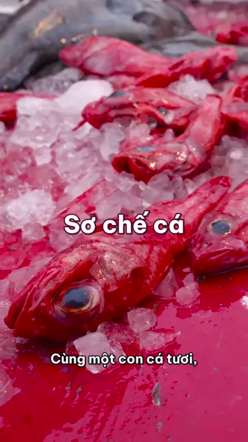 Sơ chế cá cho hết tanh: đánh vảy từ đuôi lên, cạo màng đen trong bụng, đừng ngâm chanh lâu