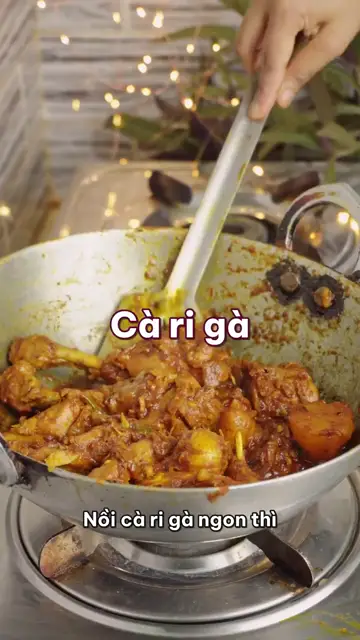 Cà ri gà béo mà không tách dầu: phi bột cà ri trong dầu, chiên sơ khoai, nước cốt dừa cho sau