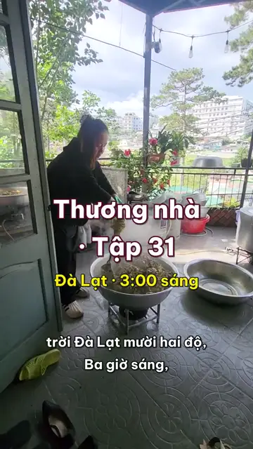 Ba giờ sáng Đà Lạt mười hai độ, cả xóm nấu cỗ ở hiên nhà bác Hai cho lễ vu quy của chị Thư