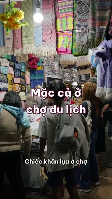 Khăn hét giá ba trăm, trả một trăm chị gật ngay: mặc cả ở chợ du lịch cho hai bên cùng vui
